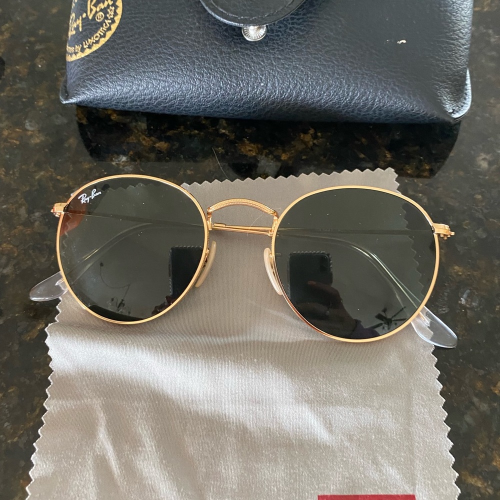 Ray-Ban Icons 50mm Round Metal
Sunglasses
GOLD/ GREEN, Size One Size